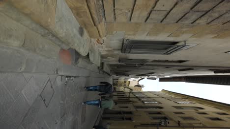 Narrow-street-of-the-city-of-Florence,-Tuscany,-Italy
