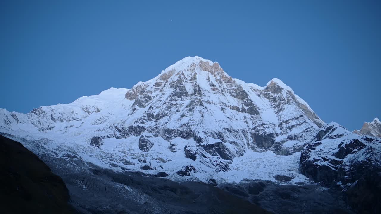 montañas cubiertas de nieve azules por la noche en nepal, cordilleras nevadas del himalaya en la oscuridad por la noche con cresta cubierta de nieve en el azul de la noche toma de paisaje montañoso con grandes picos y cumbres