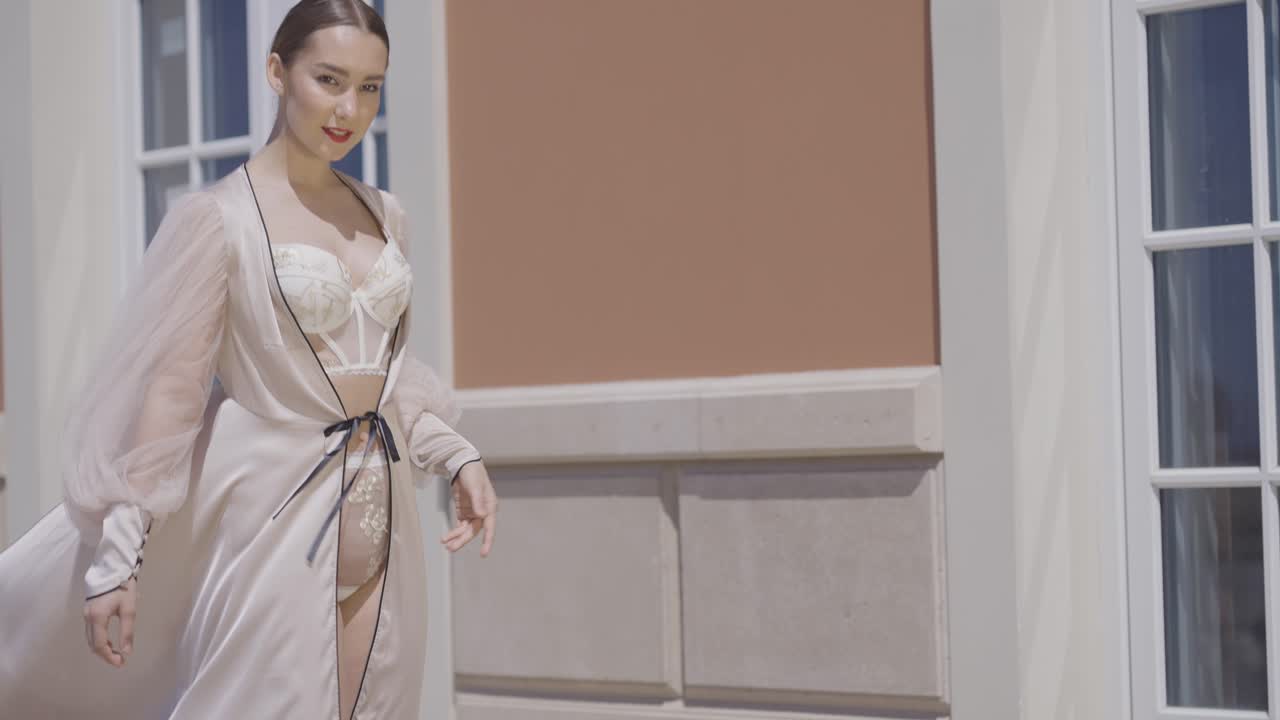 우아한 베이지색 속옷과 드레스를 입은 여자