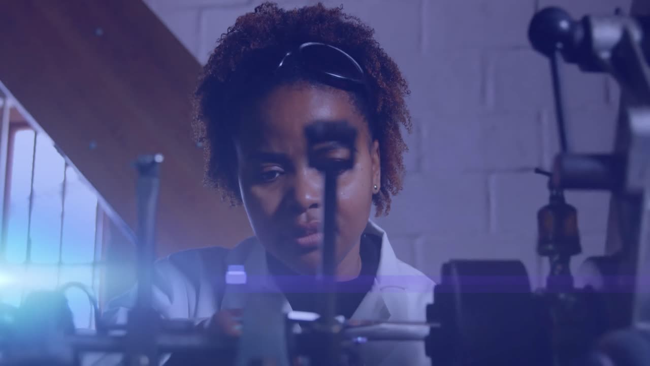 워크 ⁇ 에서 일하는 아프리카계 미국인 여성 위에 반 ⁇ 이는 빛의 애니메이션