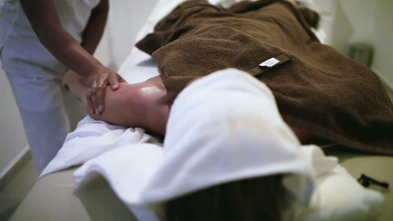 terapeuta de masaje que trabaja en un spa de belleza