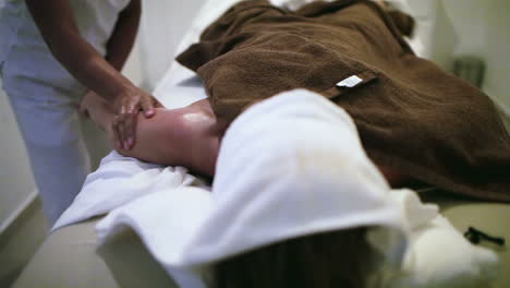 massage therapist working at beauty spa