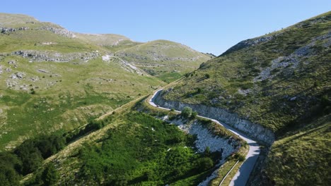 Luftaufnahmen-Von-Schmalen-Bergstraßen-Unterhalb-Des-Gipfels-Und-Einem-Durch-Sie-Fahrenden-Jeep