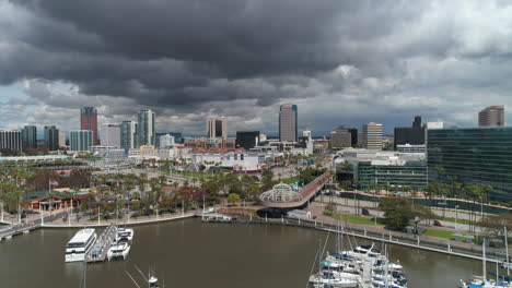 imágenes aéreas de drones del centro de long beach, california, en un día nublado