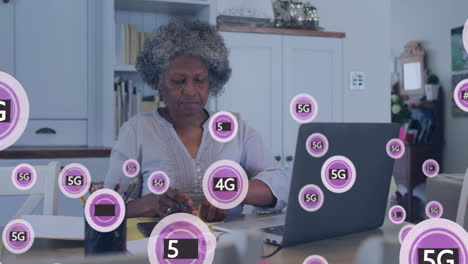 animación de tecnología 5g sobre mujer trabajando en portátil en la oficina de casa