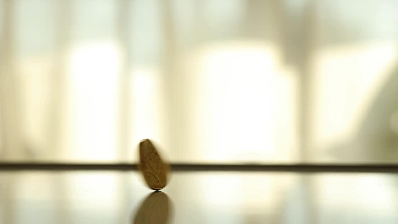 moneda giratoria en una mesa