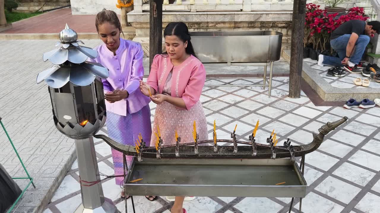 불교 사원 에서 기도 하는 여자 들