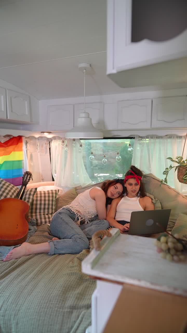 dos amigas mujeres relajándose en una furgoneta