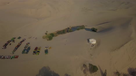 4k-Luftaufnahme-Der-Dünenbuggys-In-Huacachina,-Peru