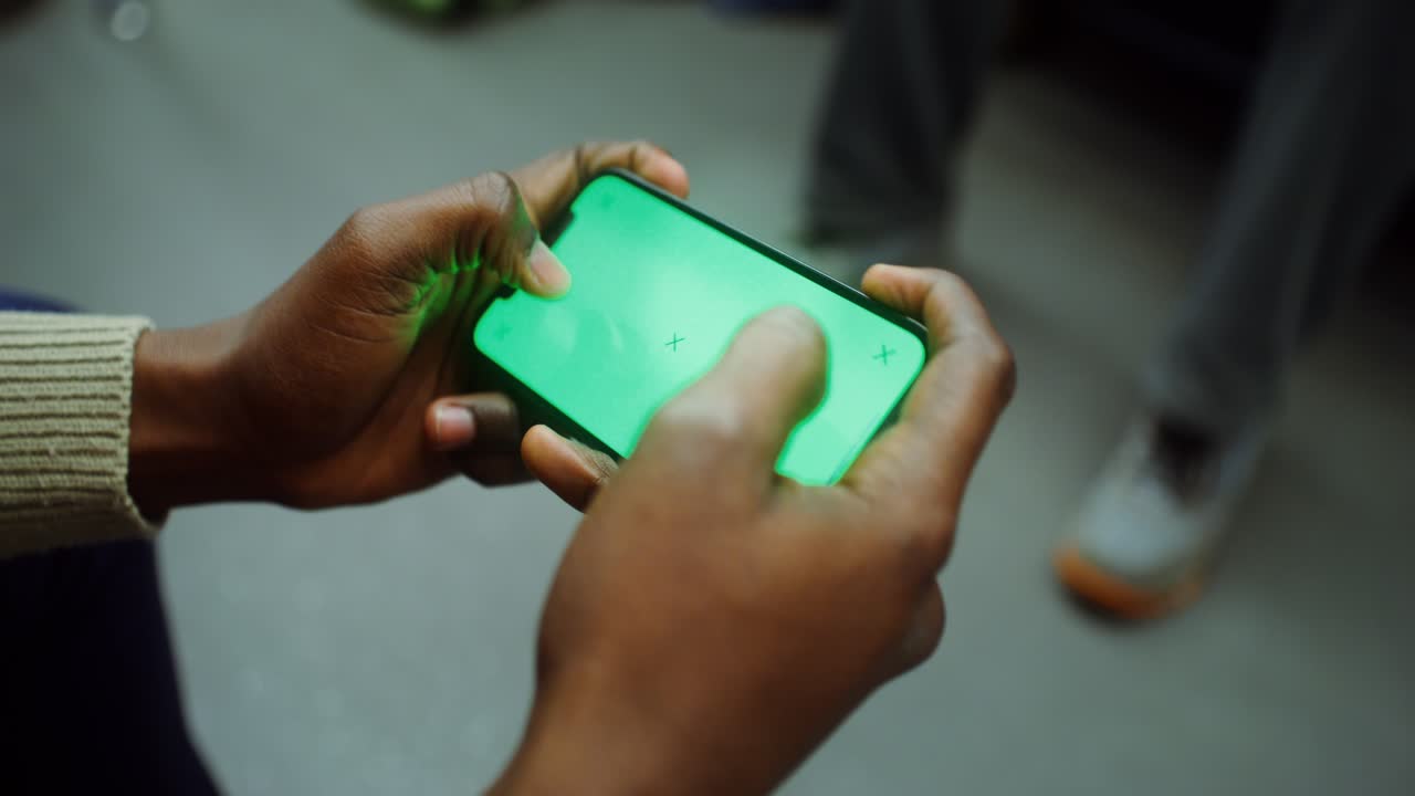 Persona che gioca a un gioco su uno smartphone