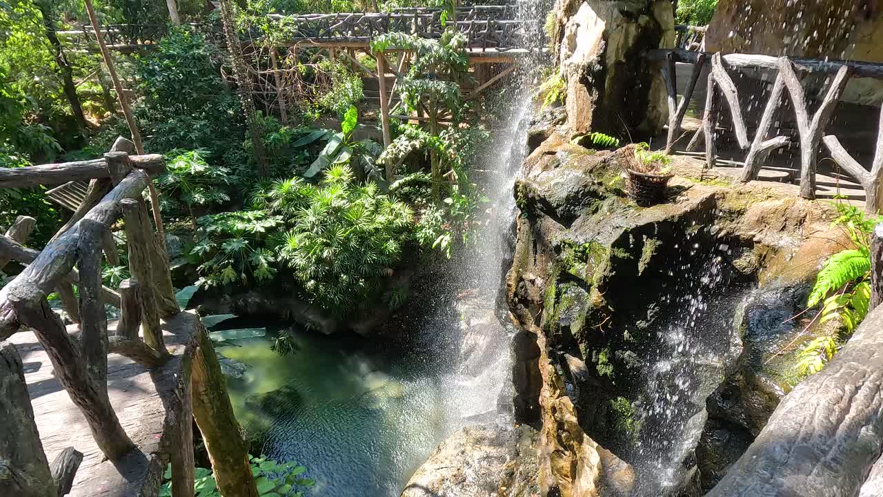 cascada artificial en un jardín tropical