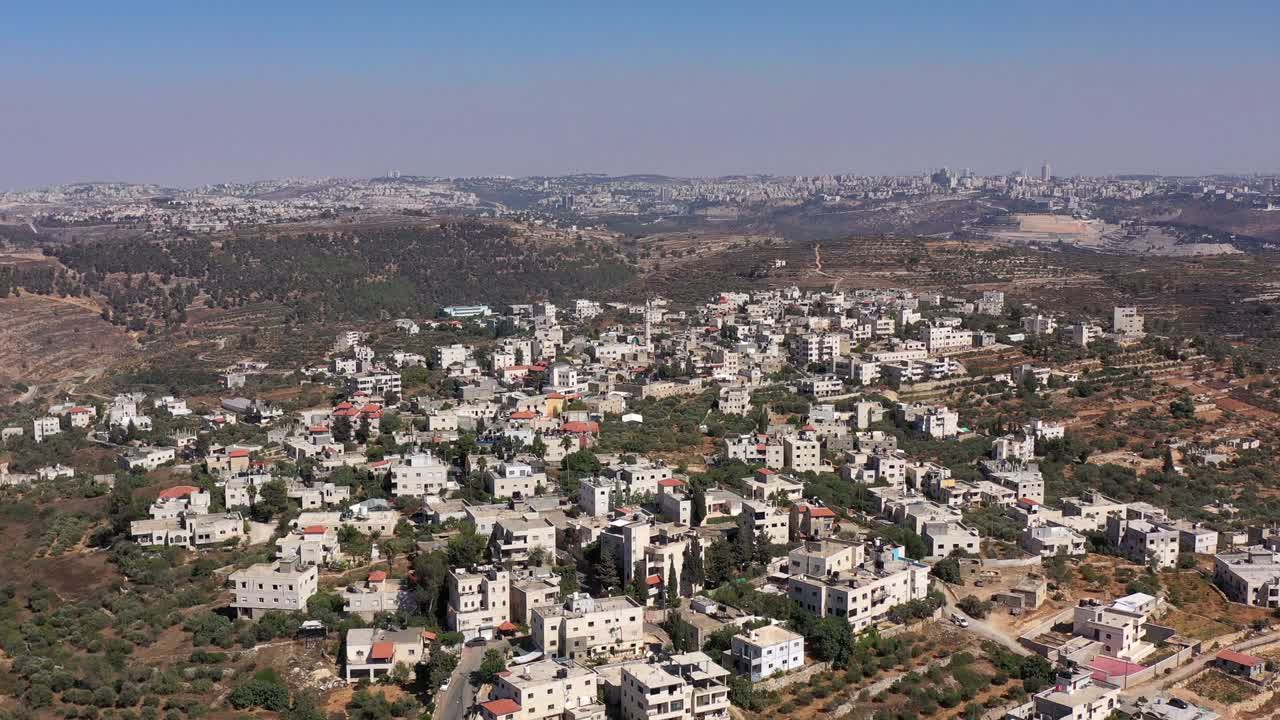 aldea palestina de beit surik con la ciudad de jerusalén en el fondo