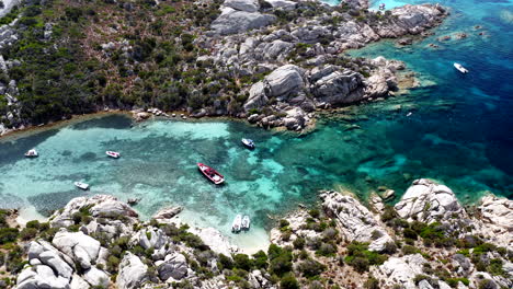 vista aérea de drones sobre la hermosa cala en la isla de caprera, cerdeña, italia