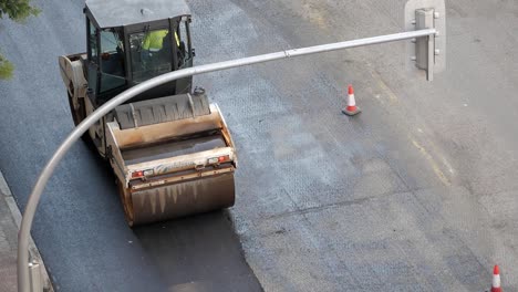 Fahrten-Mit-Straßenwalzenfahrzeugen-Für-Straßenbauarbeiten-In-Der-Stadt