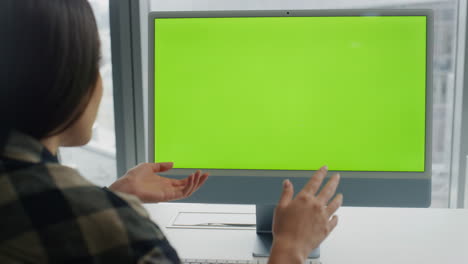 Startup-Videoanrufe-Im-Greenscreen-Computerbüro.-Frau-Erklärt-Videoanruf