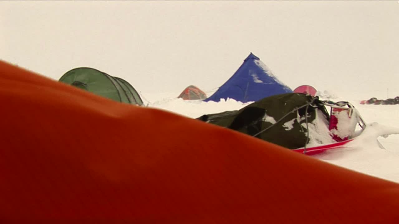 날리는 눈 속에서 캠프