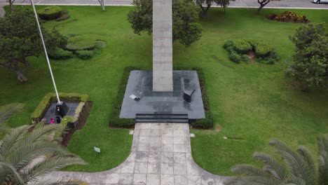 Video-De-Dron-De-Calidad-4k-De-Un-Monumento-De-Obelisco-En-Un-Parque