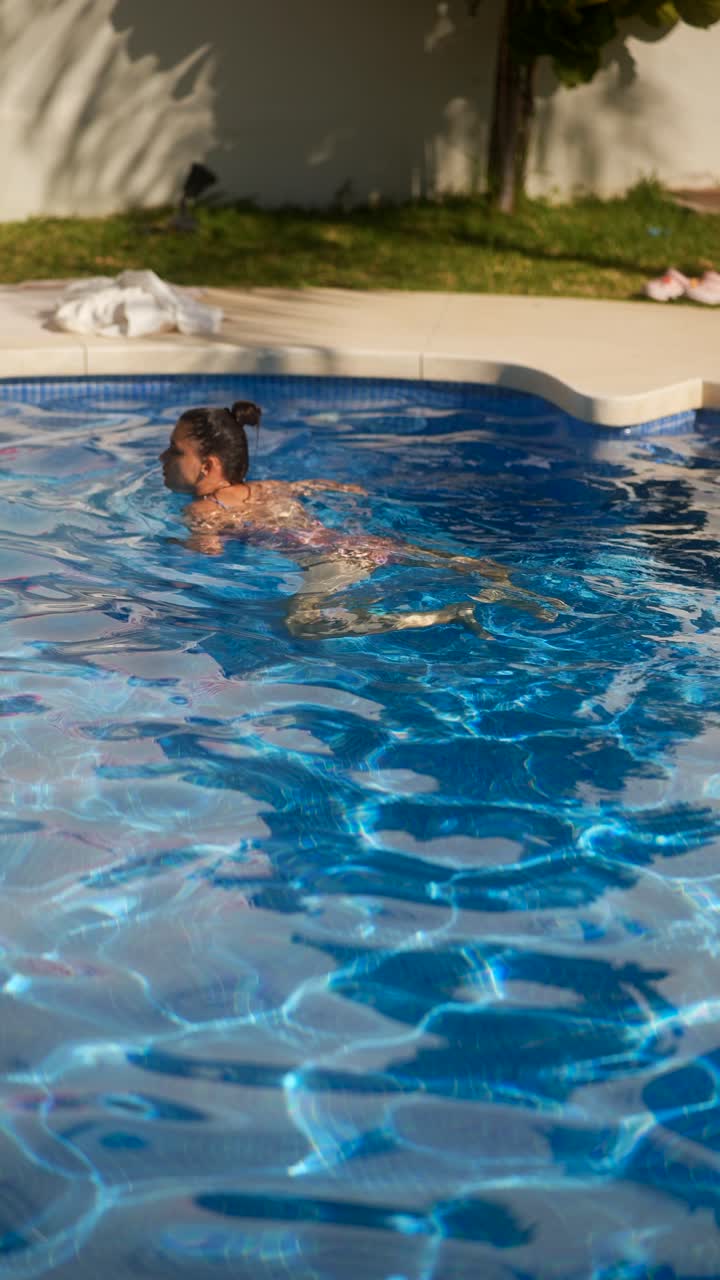 Donna che nuota in una piscina