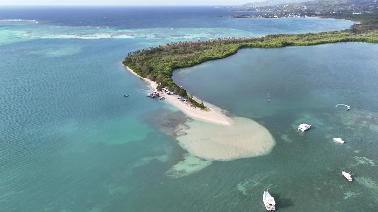 Drone lentää No Man's Landin yllä, valkoisen hiekkarannan kaistale Tobagon saarella, Trinidad ja Tobago, ilmakuvaa.
