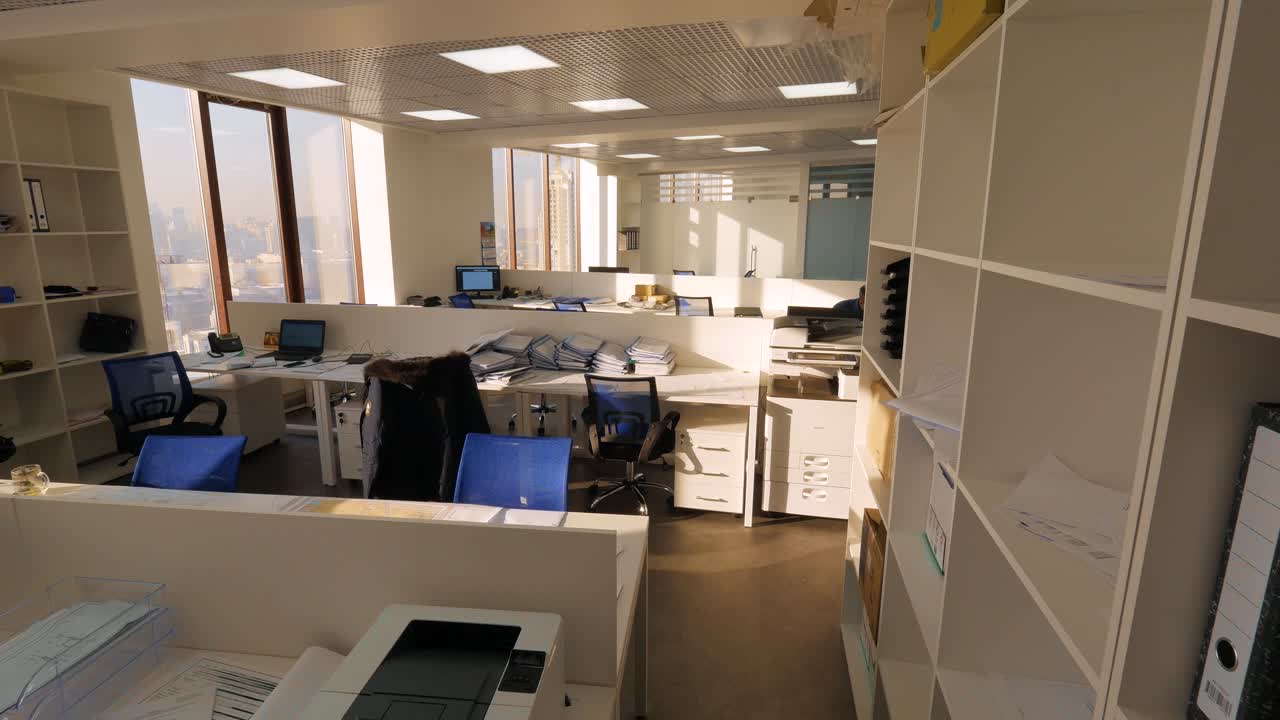 espacio de oficina vacío moderno con vistas a la ciudad