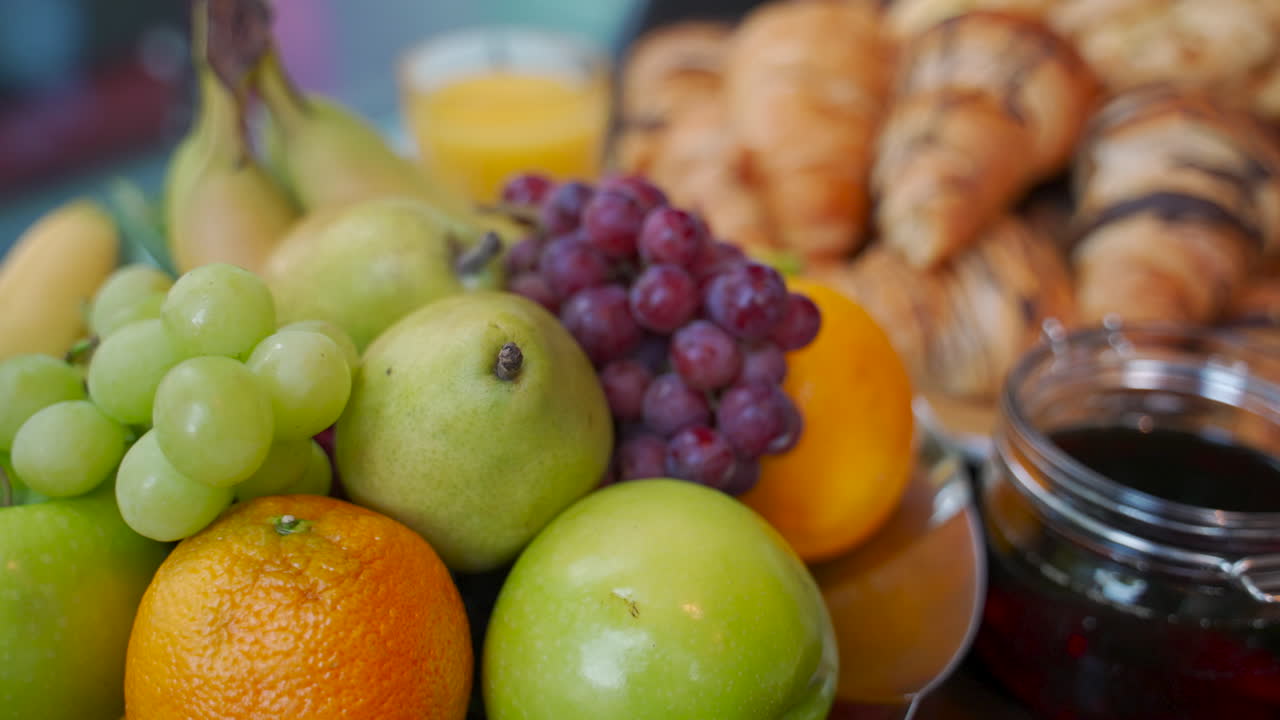 buffet de pequeno-almoço, incluindo ovos, café, suco, bacon e batatas