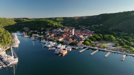 Video-De-Drones-Aéreos-Temprano-En-La-Mañana-Volando-Hacia-Abajo-Y-Hacia-El-Pueblo-De-Skradin-Cerca-Del-Parque-Nacional-Krka-En-Croacia