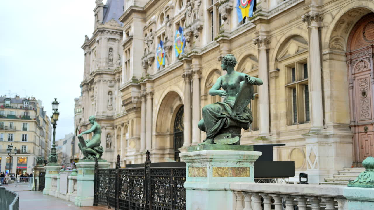 フランス、パリにある紋章とアンティークの街灯を備えた古典的な古い建物の外観