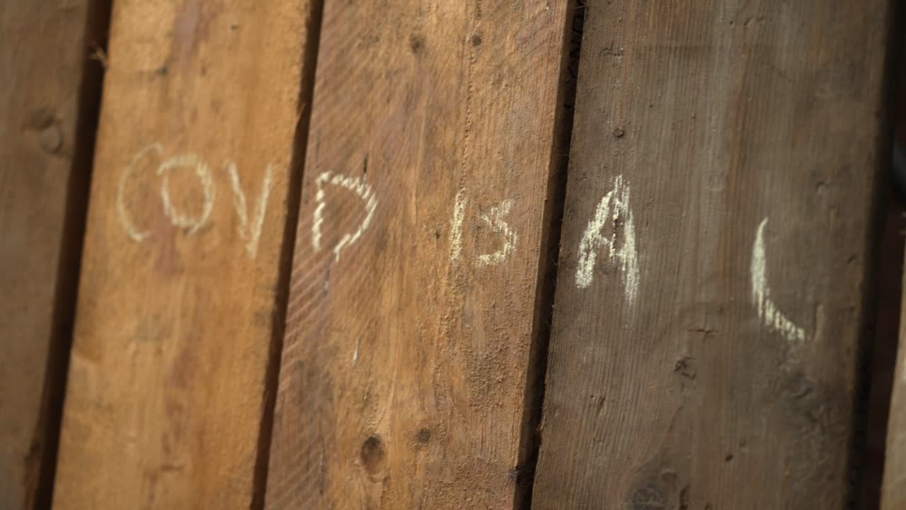 거리 예술 그래피티, 코로나바이러스 전염병 봉쇄 기간 동안 covid-19 바이러스의 음모론 메시지, covid는 거짓말과 사기입니다