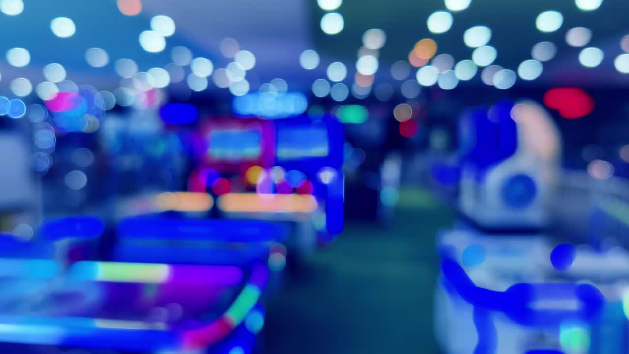 흐릿한 아케이드 야간 장면