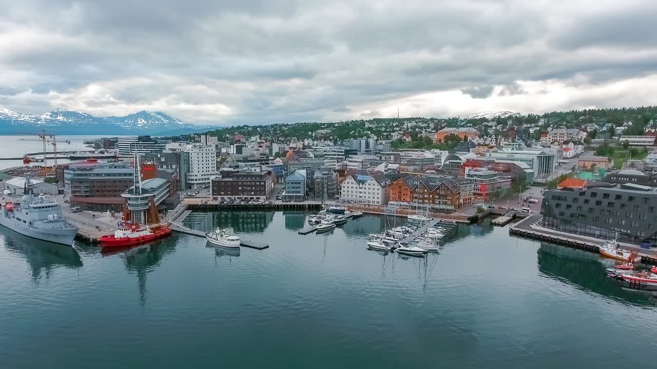 vista de un puerto deportivo en tromsø, al norte de noruega