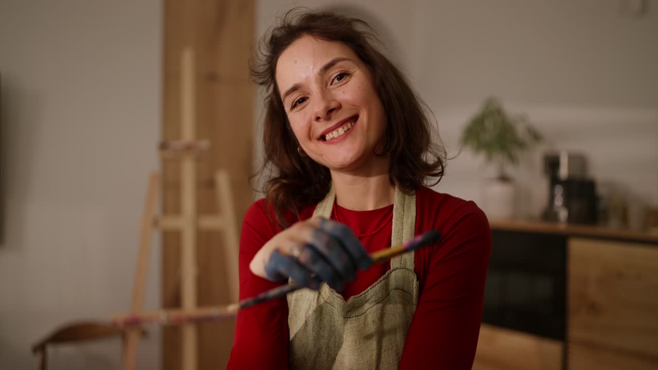 artista feliz en el estudio en casa