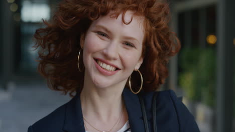 retrato joven hermosa mujer de negocios riendo disfrutando de un estilo de vida exitoso alegre cabeza roja mujer ejecutiva feliz vistiendo moda elegante cámara lenta