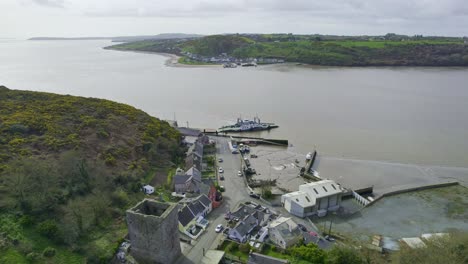 Malerisches-Ballyhack-Dorf-Mit-Normannischem-Schloss-Und-Einer-Autofähre,-Die-Nach-Passage-East-Waterford-Fährt