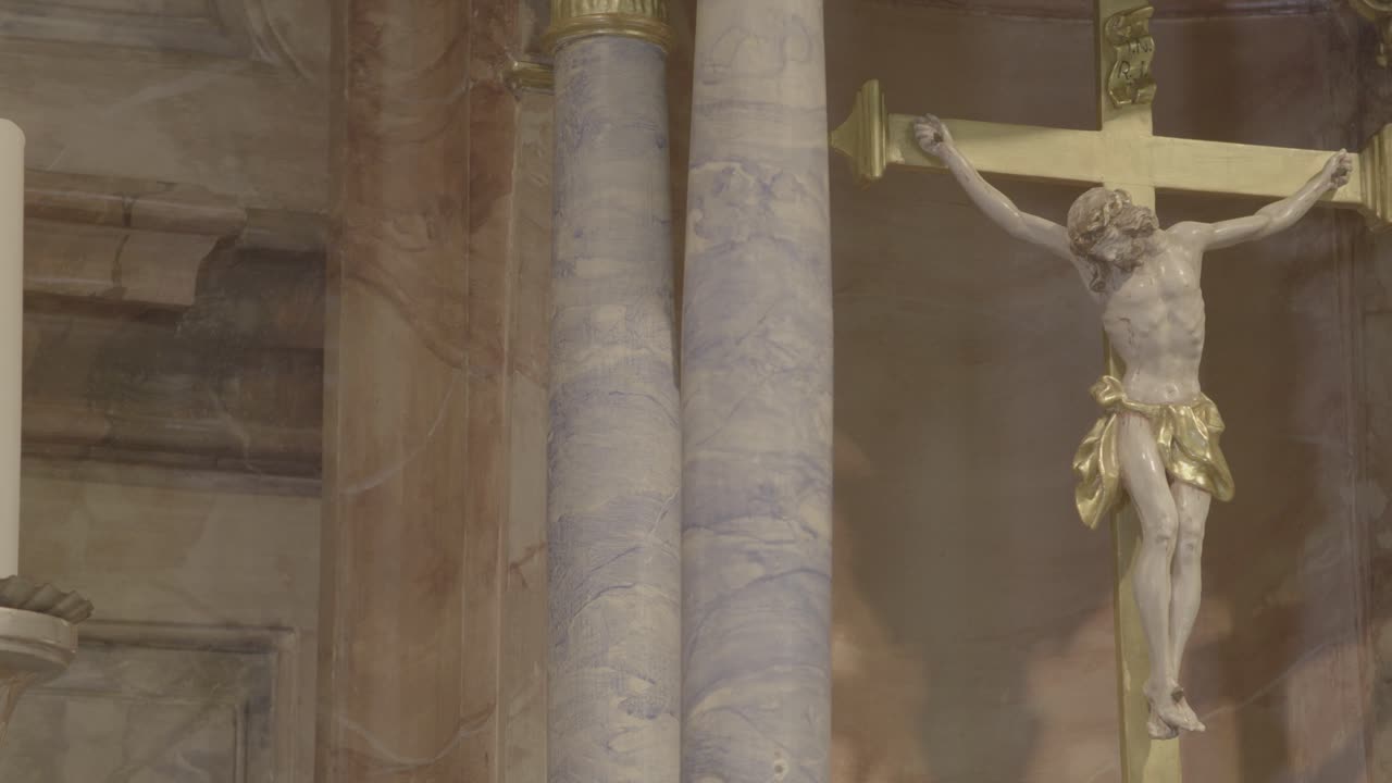 바로크 양식의 제단에 있는 십자가의 클로즈업