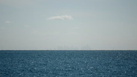 Schöner-Meerblick,-Sonnenlichtreflexion-Auf-Den-Wellen