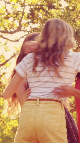 amigas felices hablando y riendo juntas en el parque.