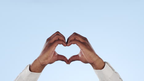 gesto del corazón, señal de la mano y hombre con apoyo