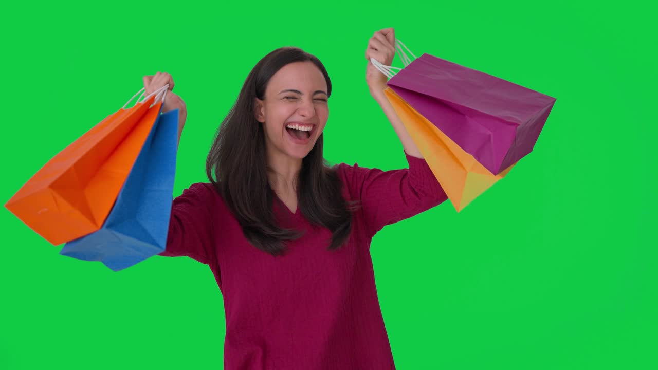 mujer india feliz bailando con bolsas de compras pantalla verde