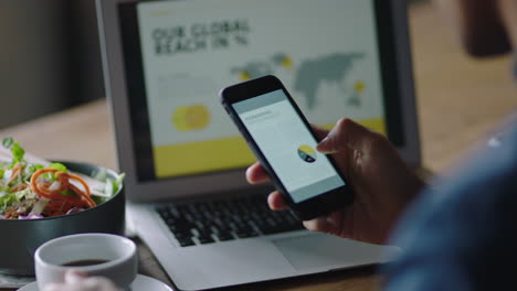 cerca de las manos de un hombre de negocios usando un teléfono inteligente en una cafetería bebiendo café leyendo documentos digitales navegando mensajes de correo electrónico conectándose en línea trabajando en un teléfono móvil