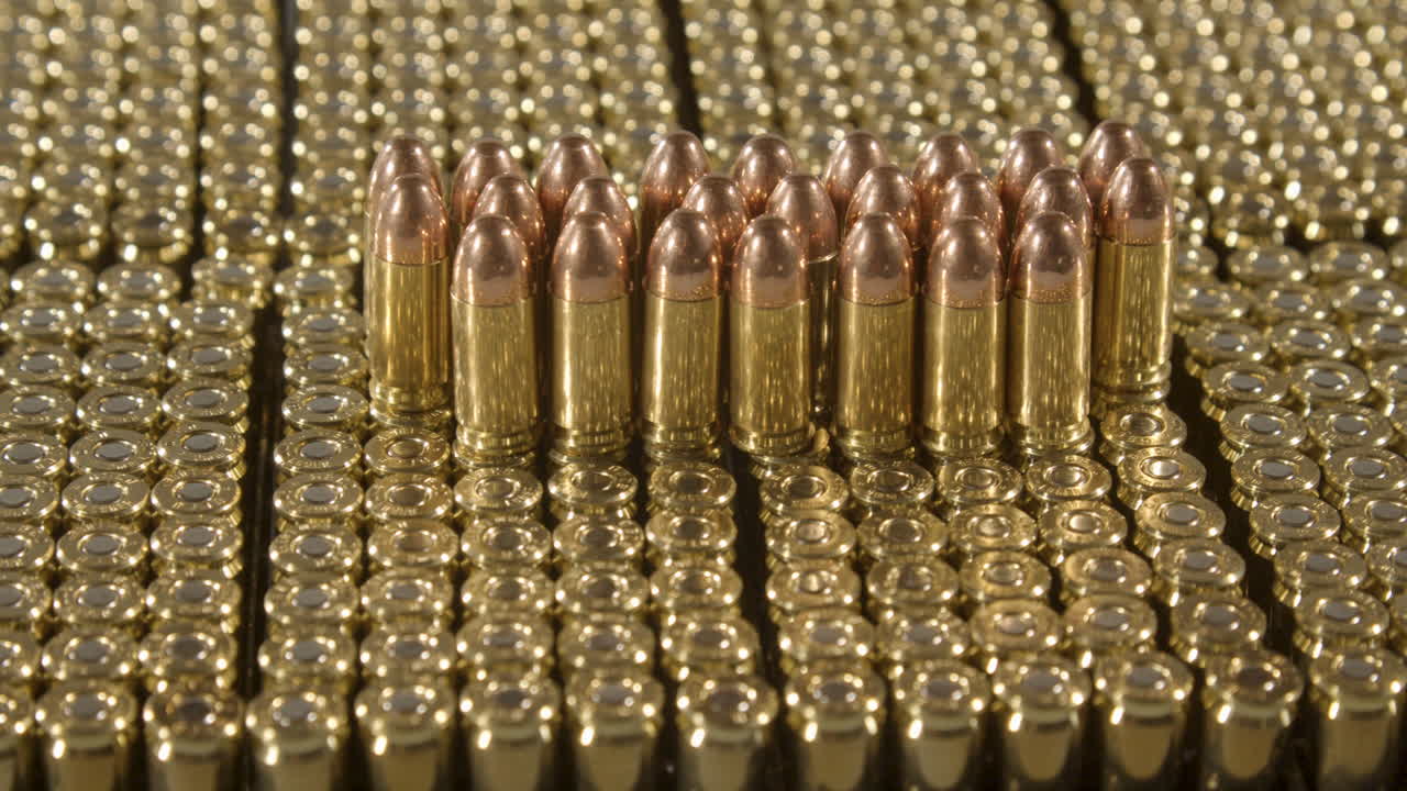 dolly hacia balas de 9 milímetros de pie sobre un montón de municiones nuevas