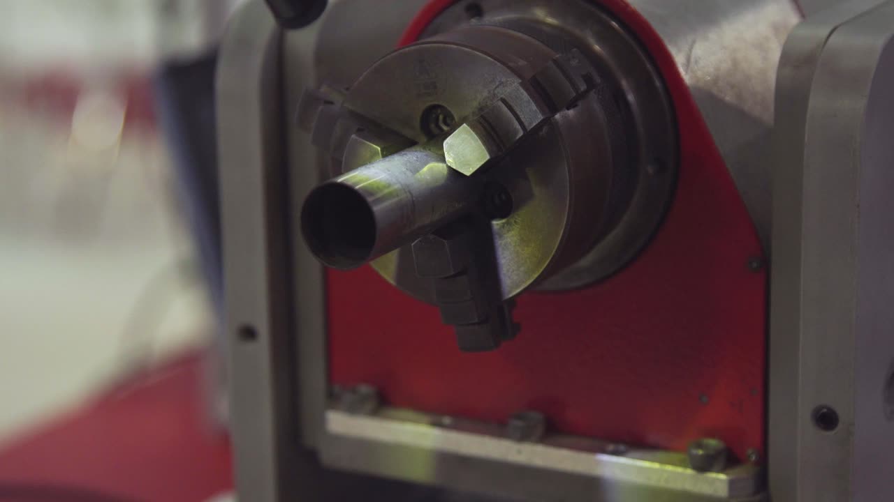 기계에서 금속 파이프 가공