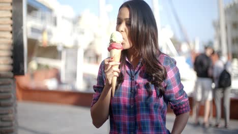 niña comiendo un delicioso helado