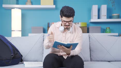 un estudiante universitario exitoso, un joven que estudia.