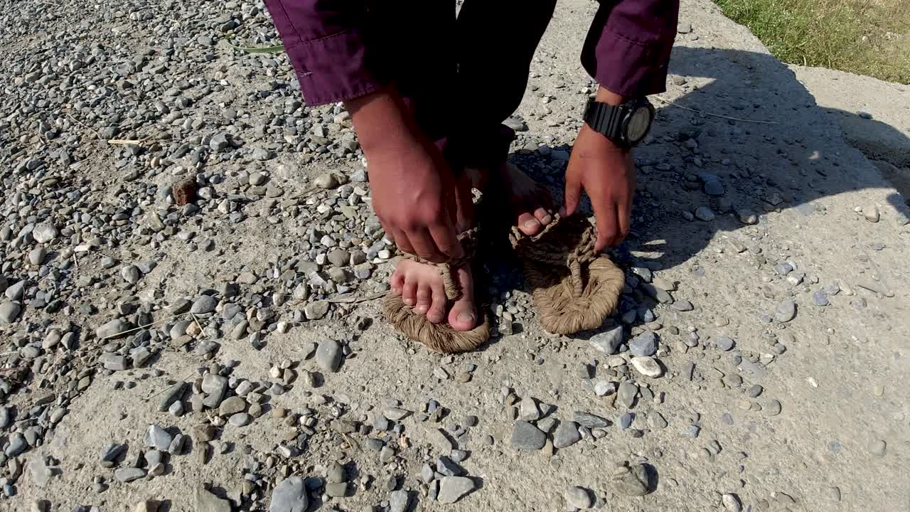 라탄 신발을 입고