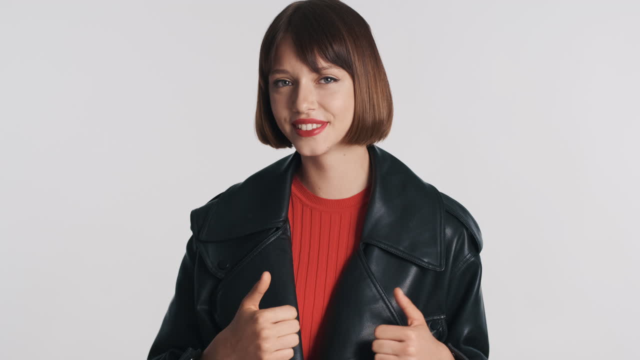 행복한 젊은 여성이 엄지손가락을 올리고