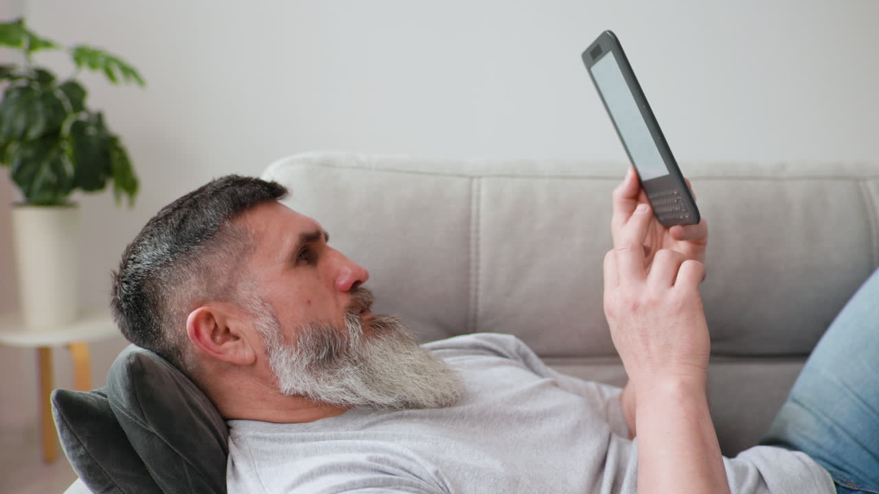 hombre caucásico en casa