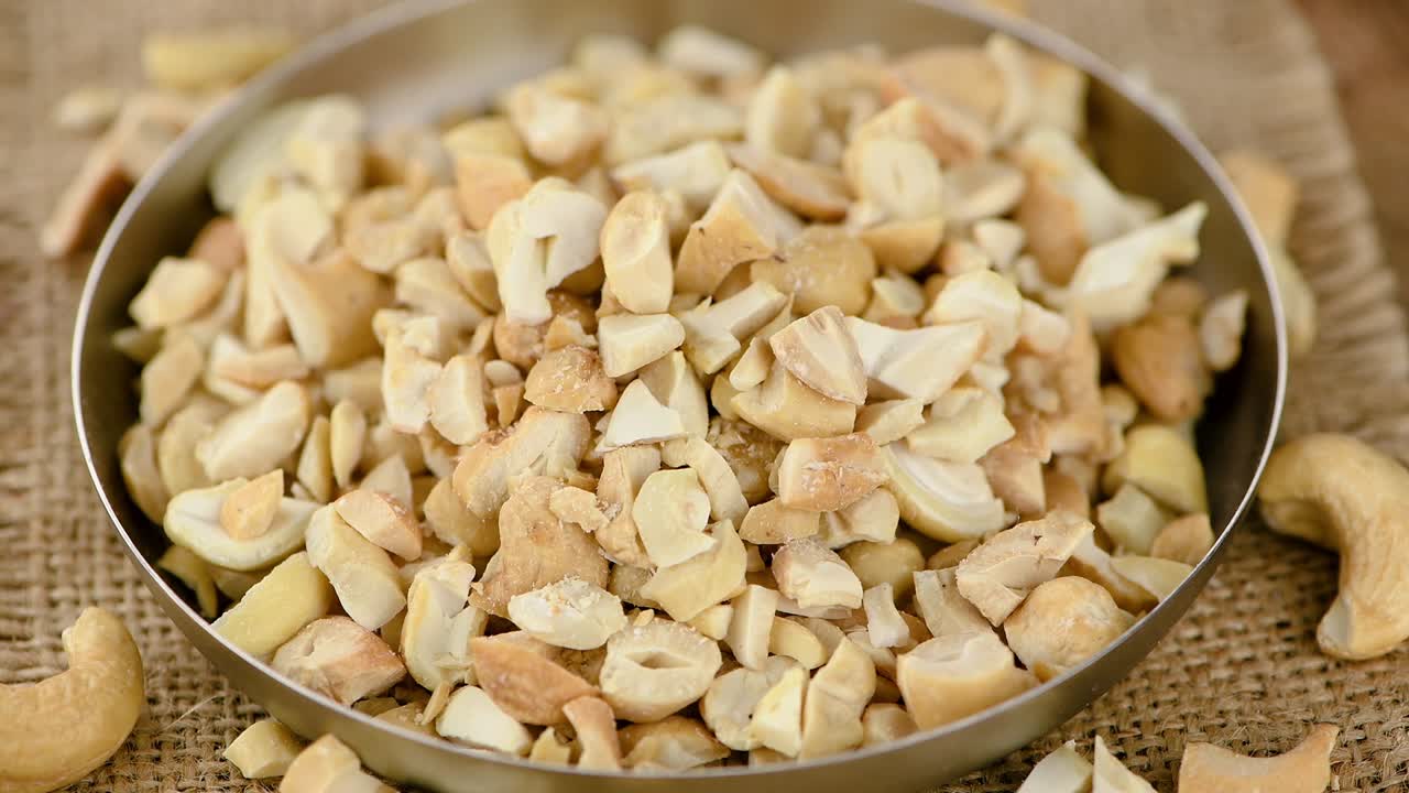 frutos de caju picados en una placa giratoria (con bucle sin costuras)