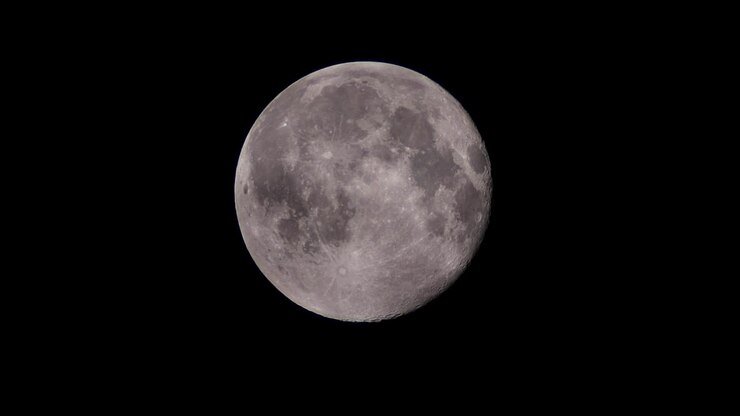 Superlua cheia de inverno em céu noturno nublado em câmera lenta.