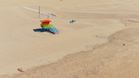 Venice-Beach-Life-Guard-Tower-|-Surfer-Walking-on-Sand