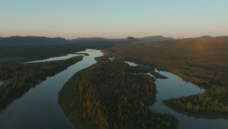 Impresionante-Vista-De-La-Puesta-De-Sol-De-Un-Río-Tranquilo-Que-Fluye-A-Través-Del-Desierto-En-Labrador,-Canadá